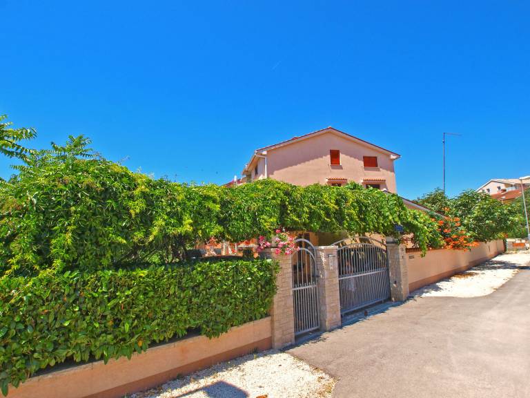Apartment with BBQ & patio | Sea view in Pula