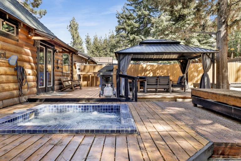 Cabin with jacuzzi & barbecue | Mountain view in San Bernardino, CA