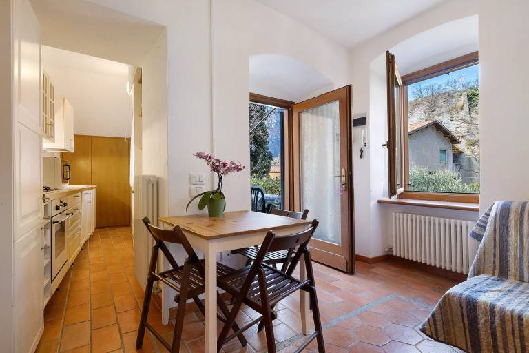 Villa G with Lake View, Private Terrace Steps from Lake Garda — photo 5