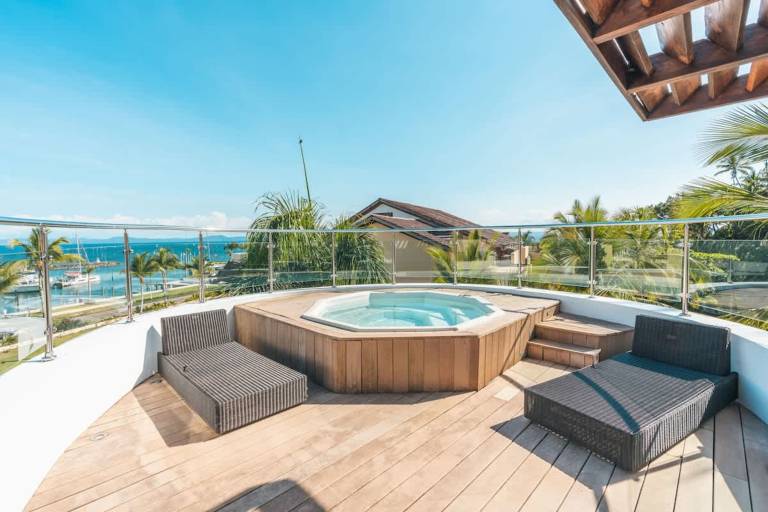 Penthouse w jacuzzi and ocean view Puerto Bahia in Samaná