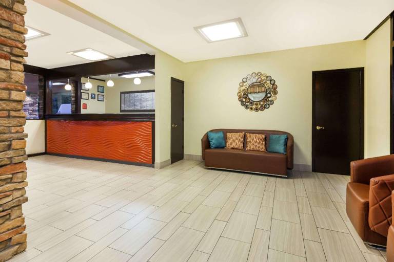 Howard Johnson by Wyndham Arlington Ballpark / Six Flags — photo 5