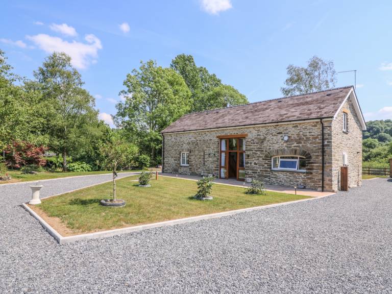 Cottage with yard in Carmarthen