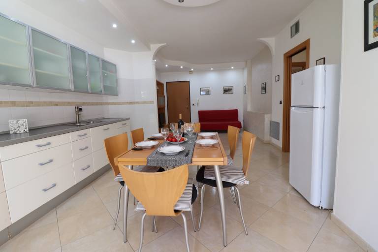 Apartment with barbeque & garden — photo 4