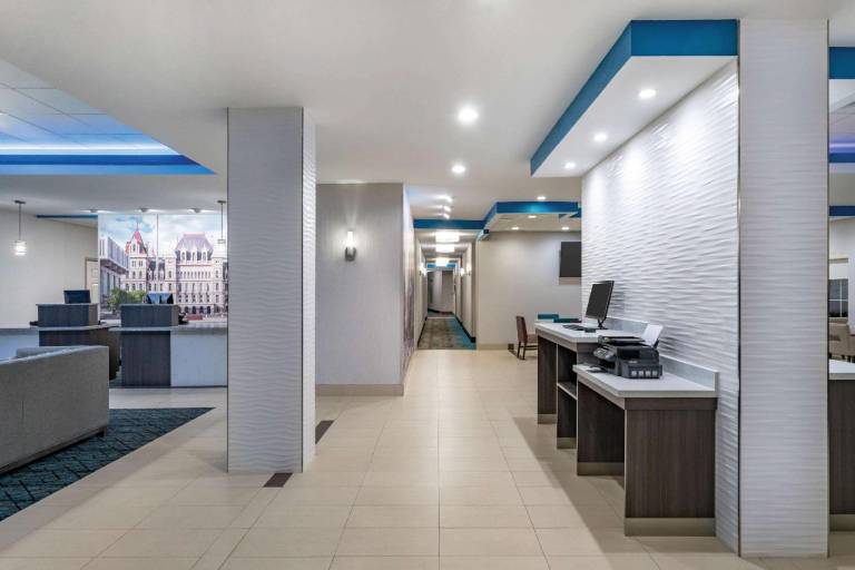 La Quinta Inn & Suites by Wyndham Latham Albany Airport — photo 2