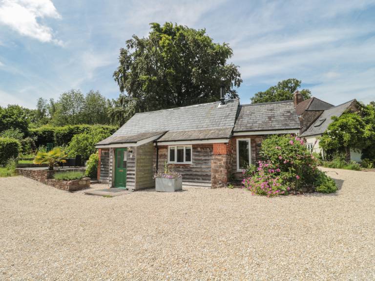 Cottage with garden — photo 2