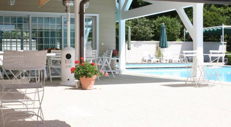 Chalet with jacuzzi & pool — photo 5