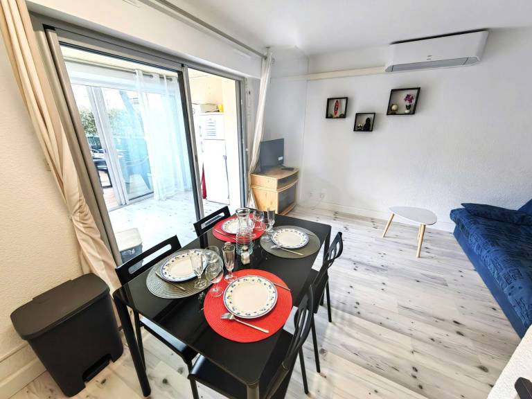 Apartment with pool — photo 2