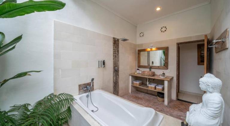 Villa with pool — photo 4