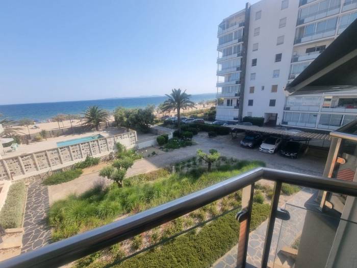 Apartment with yard & patio | Sea view — photo 4