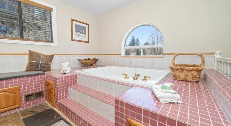 BB Lake View Lodge - Gorgeous Lakeviews, Hot Tub, Jetted Tub, and Firepit! — photo 5