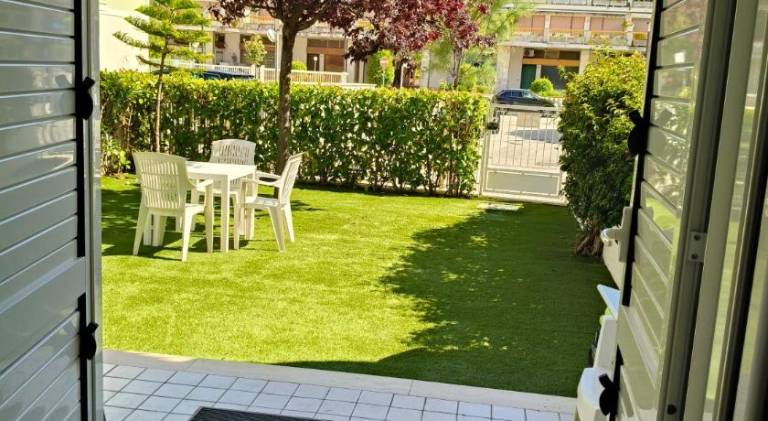 Holiday apartment with yard — photo 5