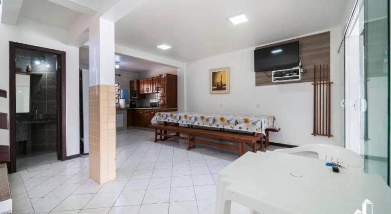 House | Beach nearby | Pets allowed — photo 2