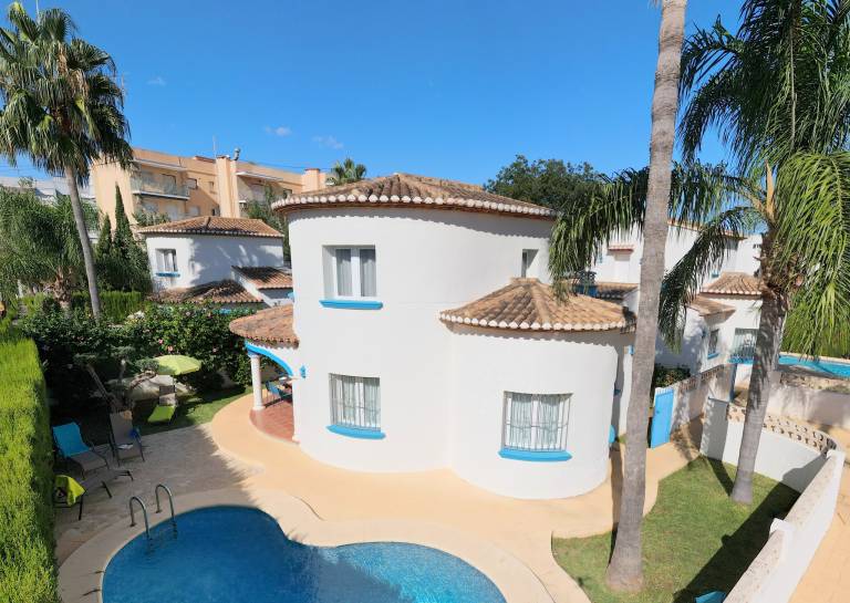 Fully equipped villa with terrace, private pool & yard | Close to the beach | Pets allowed — photo 2