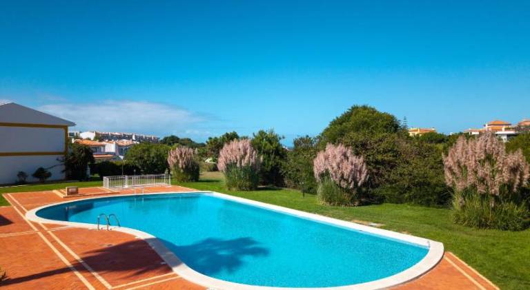 Vacation home with pool, barbeque & yard — photo 5