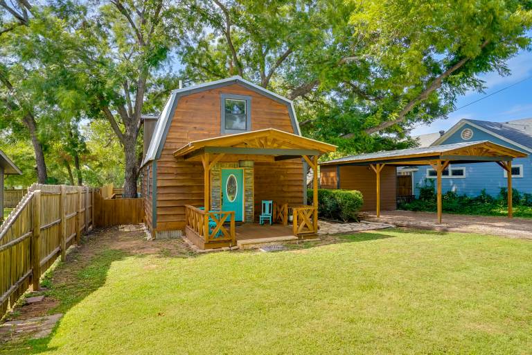 Pet-Friendly Granbury Home w/ Yard, Near Downtown! — photo 2