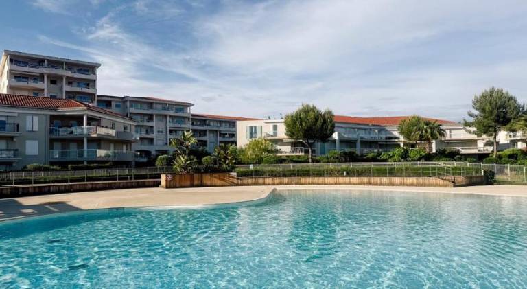 Spacious Seaside Condo with Garden & Sea-View — photo 3