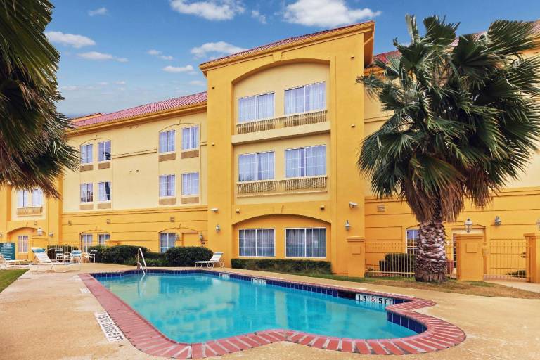 La Quinta Inn & Suites by Wyndham Seguin — photo 2