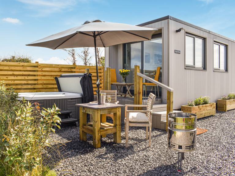 Child-friendly lovely cottage with grill, hot tub & yard | Water view | Pets allowed in Holyhead