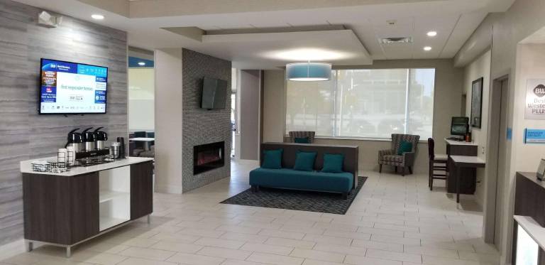 La Quinta Inn & Suites by Wyndham Indianapolis Downtown — photo 2