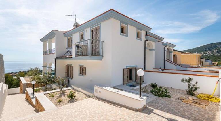 Villa with terrace & yard — photo 5