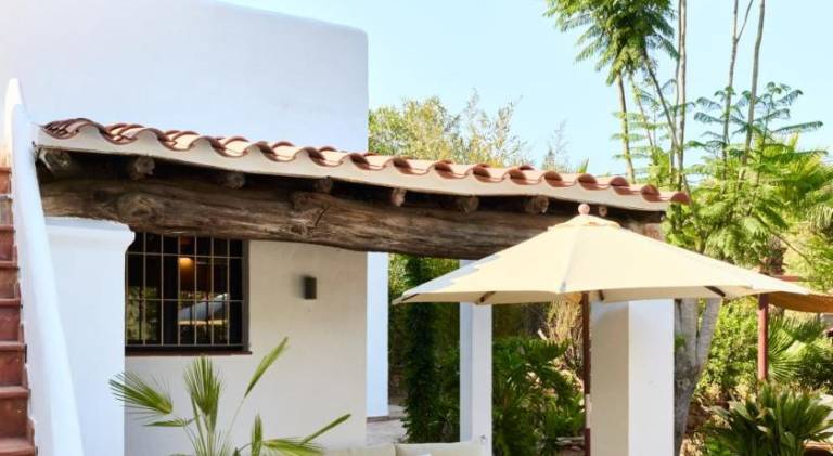Villa with pool — photo 5