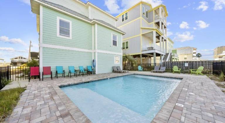 House with pool — photo 2