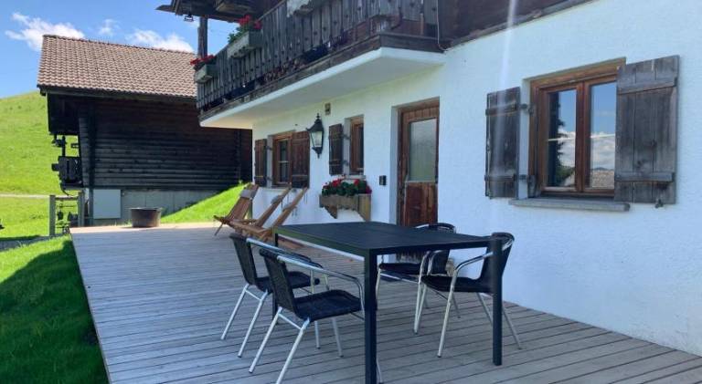 Rental apartment with yard, patio & grill — photo 3