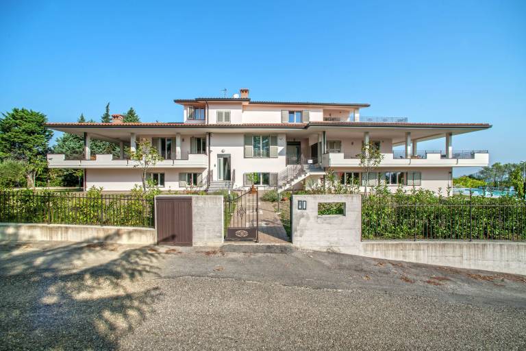 Fully equipped rental apartment with terrace, garden & pool | Nature view | Pets allowed — photo 4