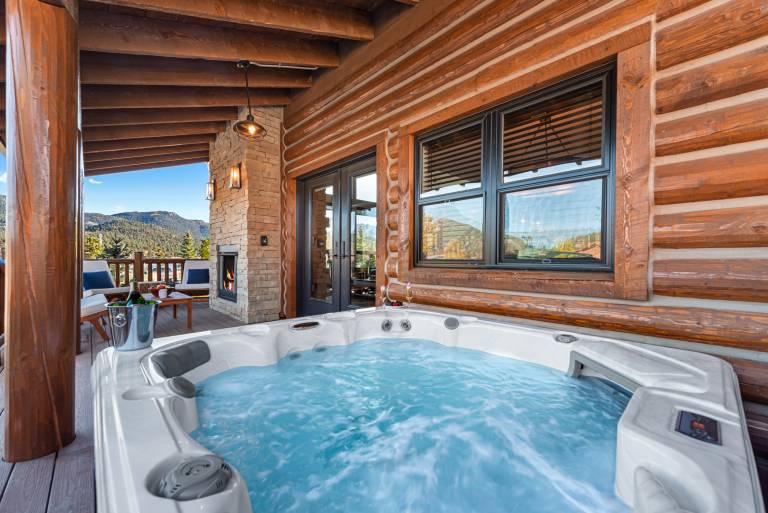The Bear's Getaway - Jacuzzi, Indoor/Outdoor Fireplace, Fantastic Location! — photo 2