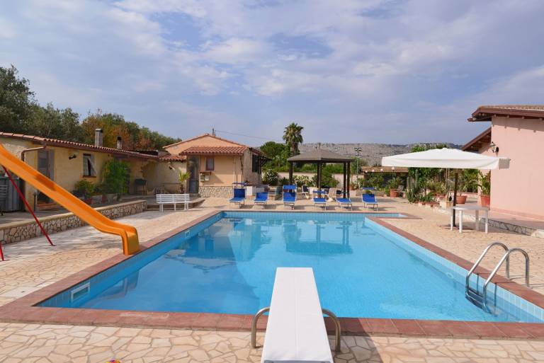 Child-friendly vacation home with grill, patio & garden | Dogs allowed — photo 4