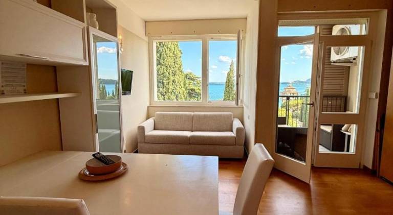 Holiday apartment with pool in Gardone Riviera