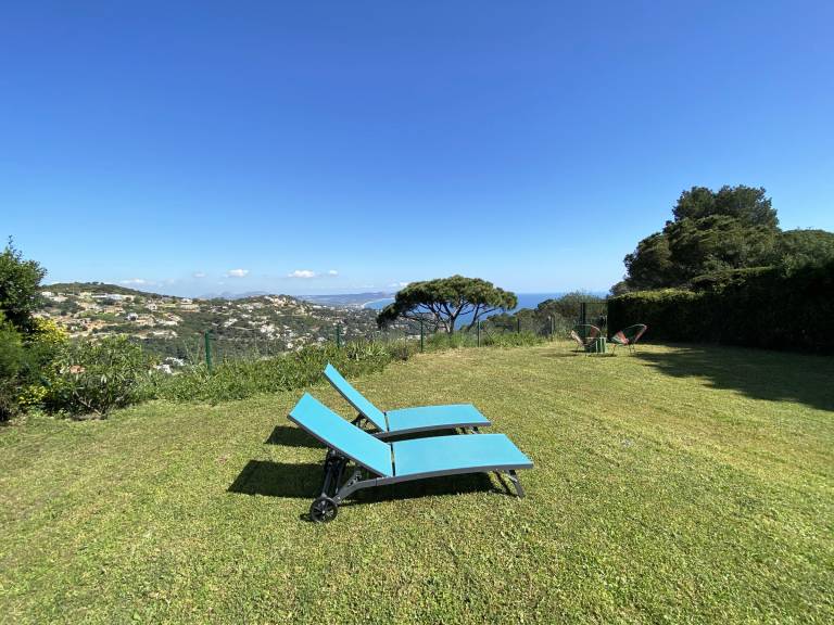 Fully equipped ample apartment with yard & pool | Pet-friendly — photo 3