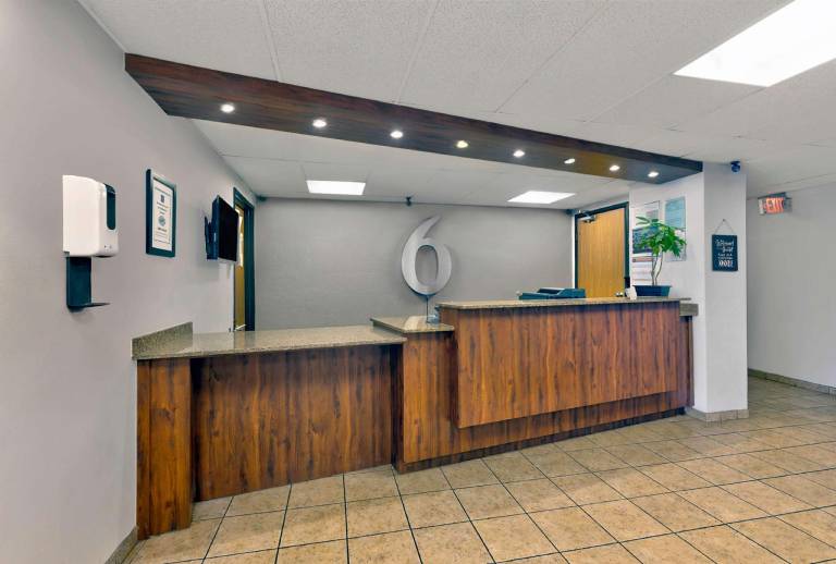 Motel 6 Oak Creek, WI — photo 2