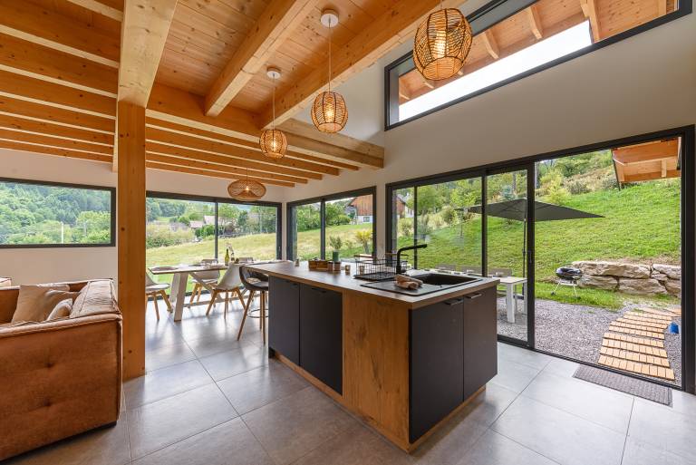 Chalet with patio, yard & barbeque | Mountain view — photo 2
