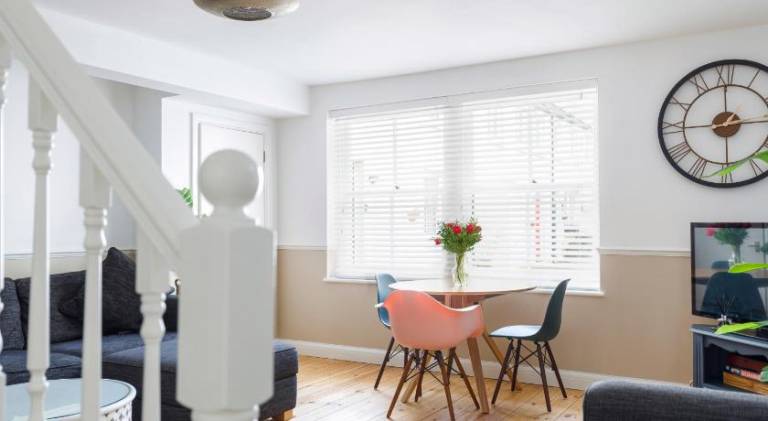Beachfront Getaway 2-Bedroom House with FREE Private Parking & Patio in Brighton