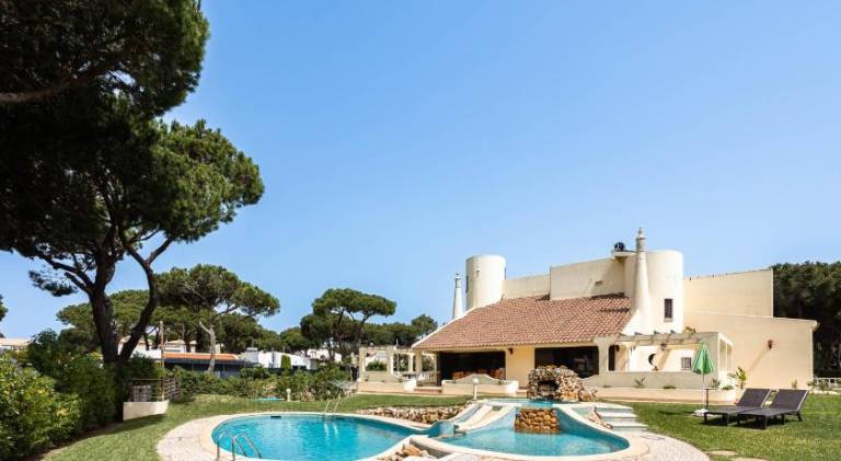 Villa with private pool, yard & patio in Loulé