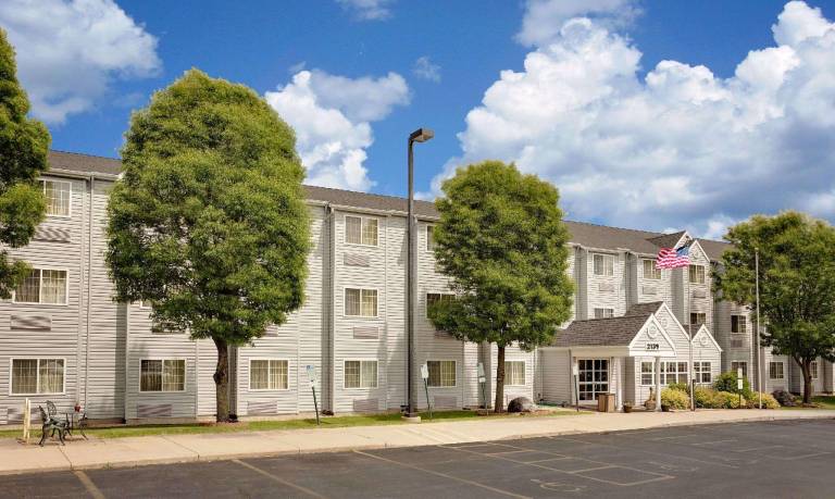 Microtel Inn & Suites by Wyndham Madison East — photo 3