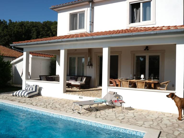 Pleasant vacation home with garden, barbecue & private pool | Nature view | Pets allowed — photo 4