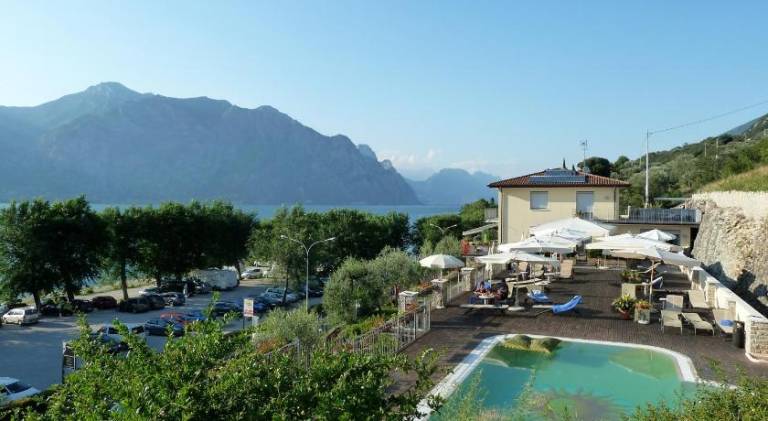 Serviced apartment with pool, patio & jacuzzi — photo 2