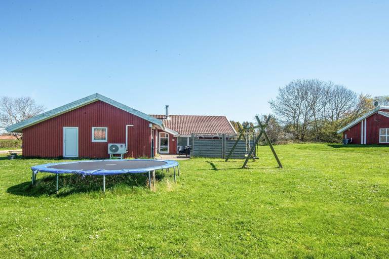 Fully equipped nice vacation home with pool, sauna & yard | Close to the beach | Pets allowed — photo 3