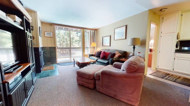 Condo with hot tub, patio & sauna — photo 4