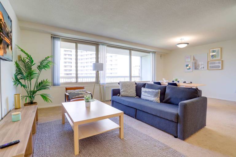 Stay Close to Reagan Airport – Spacious Apt