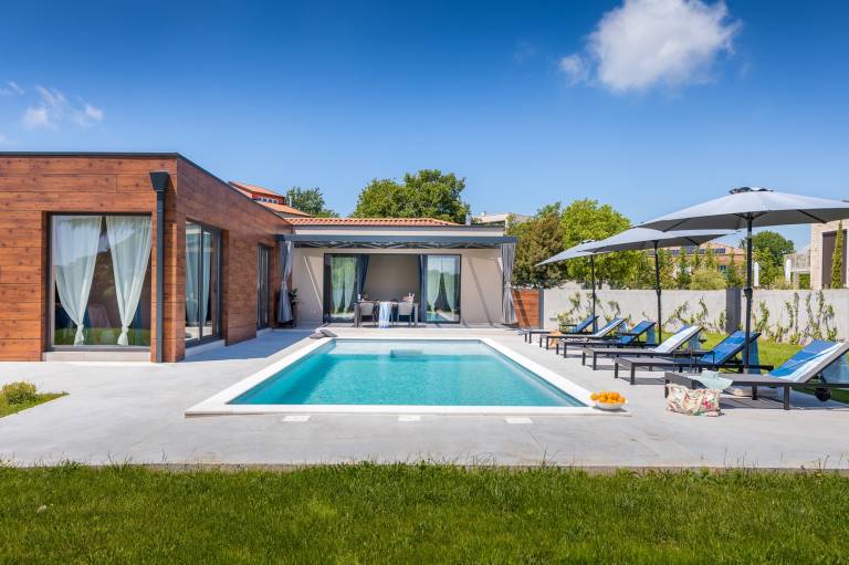 Villa with BBQ, patio & jacuzzi in Rovinj