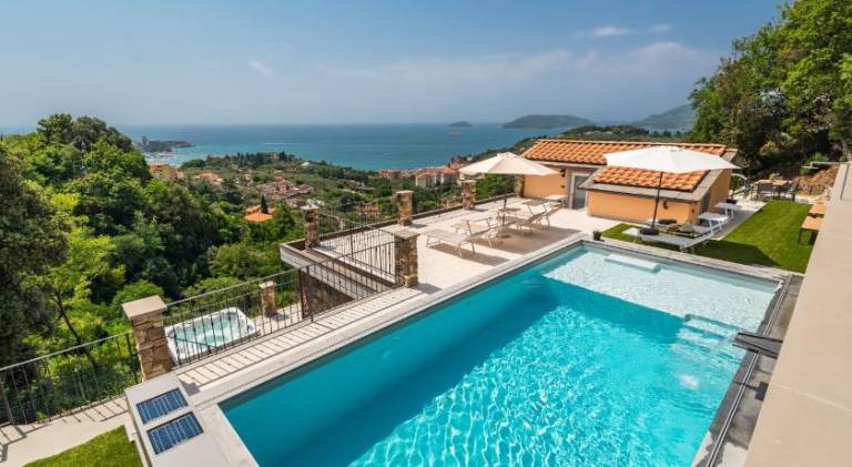 Villa with hot tub & pool in Arcola