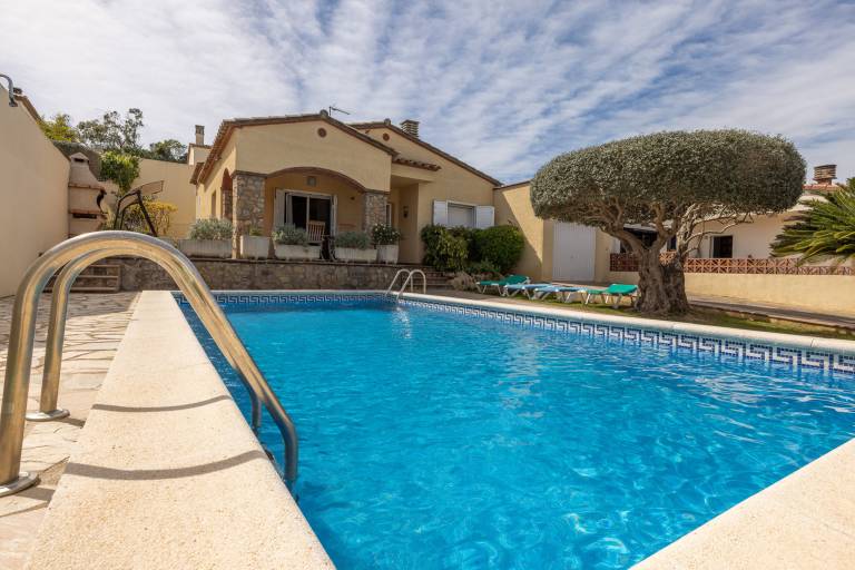 Vacation home with patio, private pool & garden in Roses