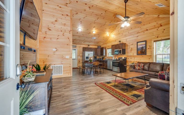 Bright, airy spaces and a hot tub! - Bear Clubhouse — photo 5