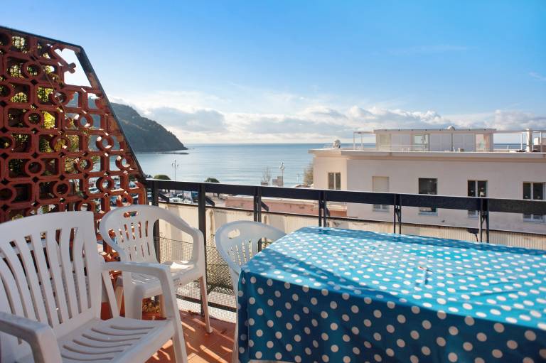Fully equipped holiday apartment | Sea view | Next to the beach | Pets are welcome in Levanto