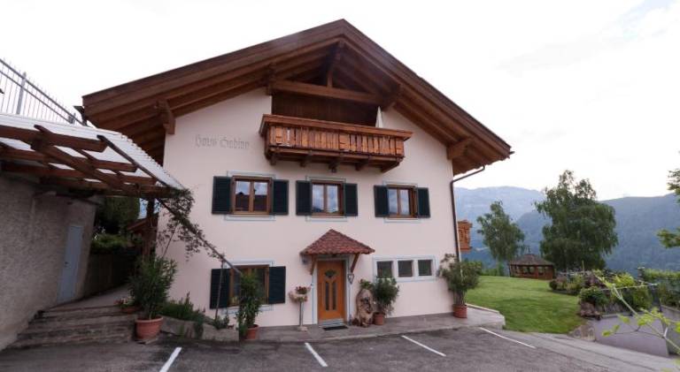 Holiday apartment with barbecue & garden in Villandro