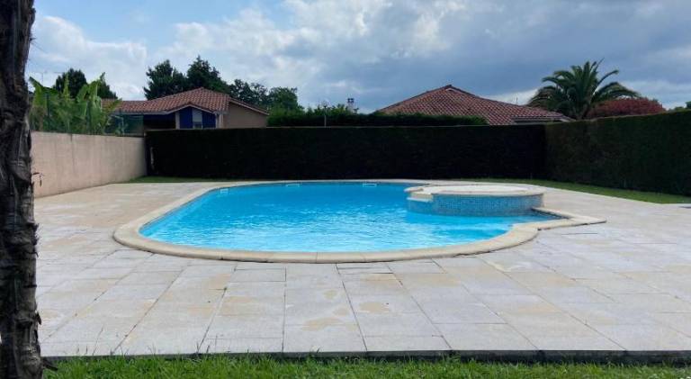 Apartment with pool — photo 3