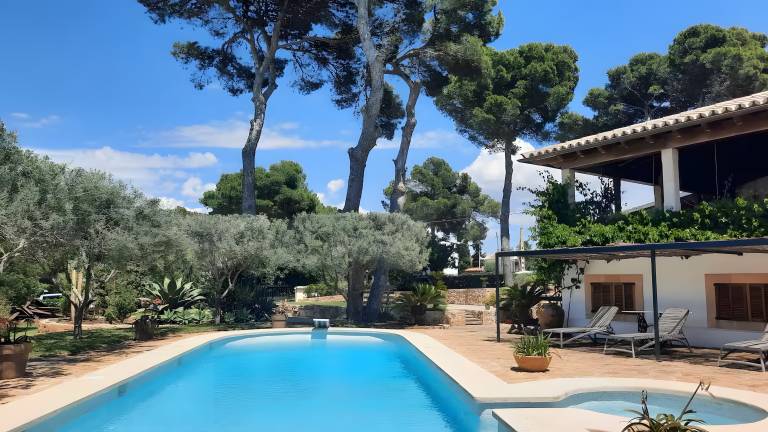 Fully equipped spacious house with yard, pool & terrace | Sea view | Close to the beach | Suitable for remote work | Pet-friendly in Llucmajor